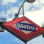 Señal de metro en Madrid, transporte público, estación de metro de Madrid, símbolo de metro, accesibilidad en Madrid.