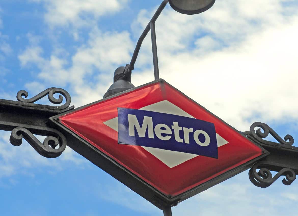 Señal de metro en Madrid, transporte público, estación de metro de Madrid, símbolo de metro, accesibilidad en Madrid.