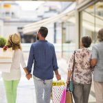 Personas haciendo compras en un centro comercial en Madrid, disfrutando de un día de tiendas cerca del Hotel Madrid Río.