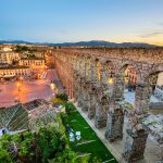 Acueducto romano de Segovia al atardecer, patrimonio histórico y turístico de Madrid Río.
