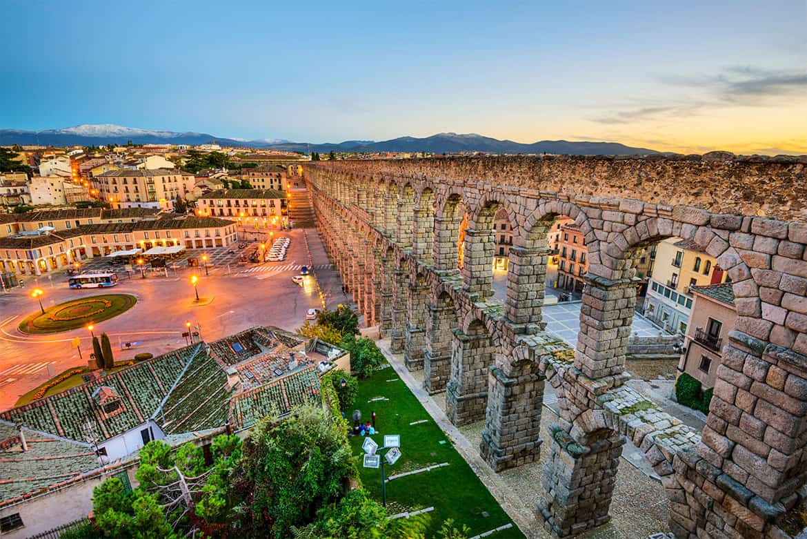 Acueducto romano de Segovia al atardecer, patrimonio histórico y turístico de Madrid Río.