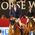 Caballo y jinete en competición en interior de hotel Madrid Río.