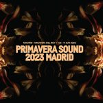 Espectacular florero con flores en tonos anaranjados y beige sobre fondo negro para evento Primavera Sound Madrid 2023 en Arganda del Rey.