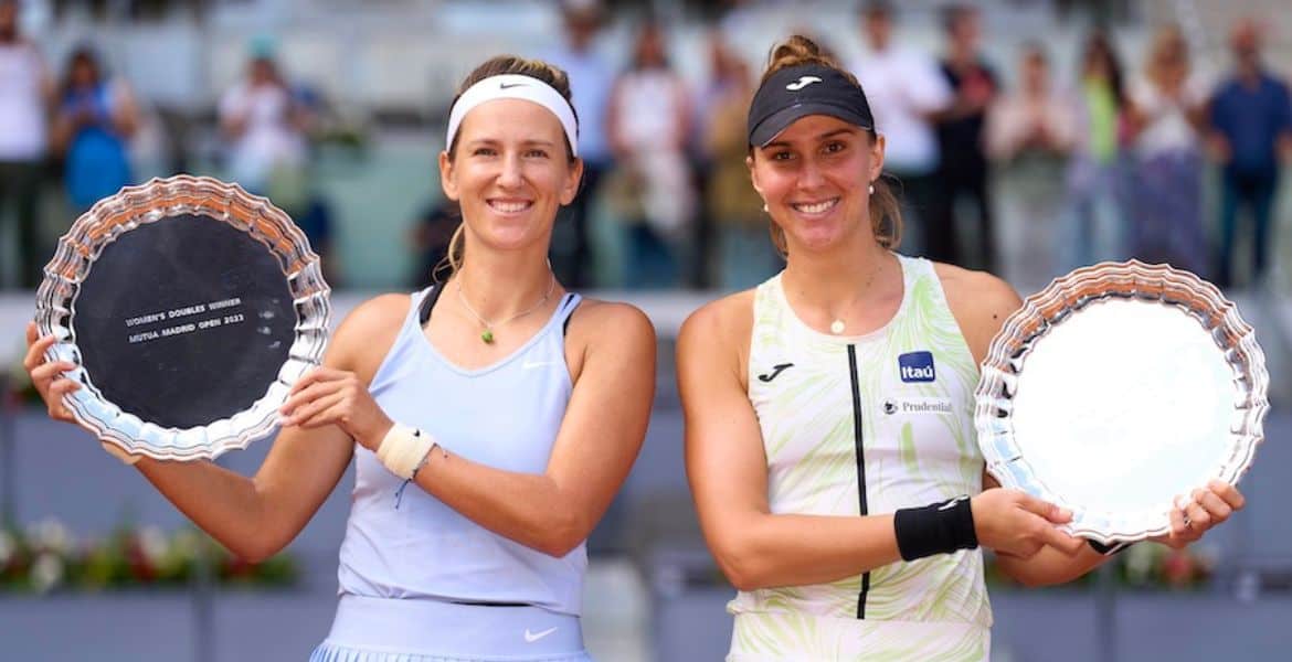 Deportistas femeninas celebrando con trofeos en un torneo de tenis en Madrid Río.