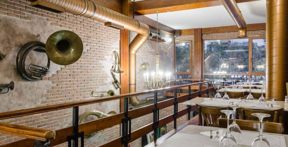 Servicio de restaurante en Hotel Madrid Río con decoración moderna y vistas a la ciudad.