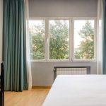 Cómodo habitación doble con vista a la naturaleza en Hotel Madrid Río, con aire acondicionado, Wi-Fi gratis y decoración moderna.