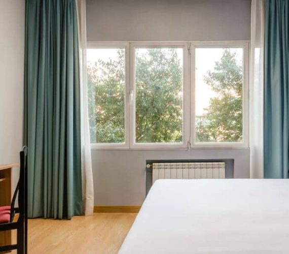 ¿Qué hay que considerar al reservar un hotel en Madrid en verano?