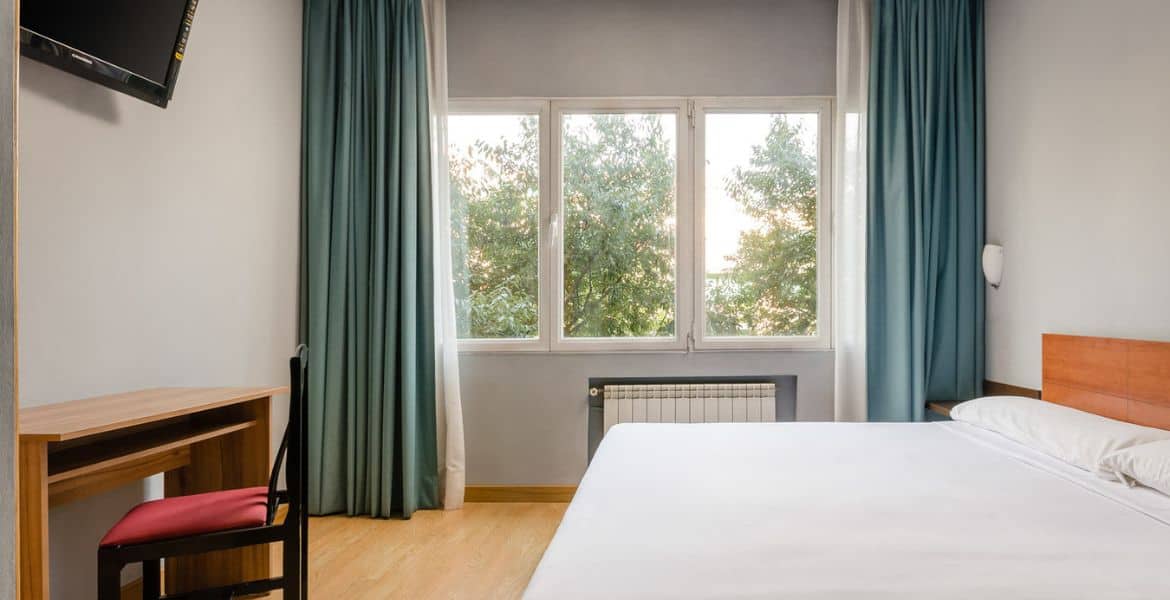 Cómodo habitación doble con vista a la naturaleza en Hotel Madrid Río, con aire acondicionado, Wi-Fi gratis y decoración moderna.