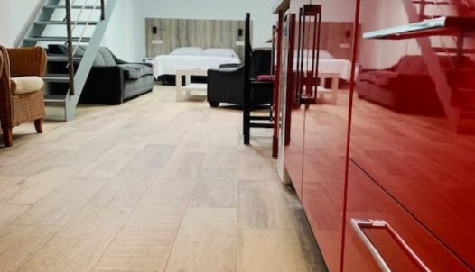 Amplia habitación con decoración moderna y muebles cómodos en Hotel Madrid Río, ideal para una estancia confortable cerca del río Manzanares en Madrid.