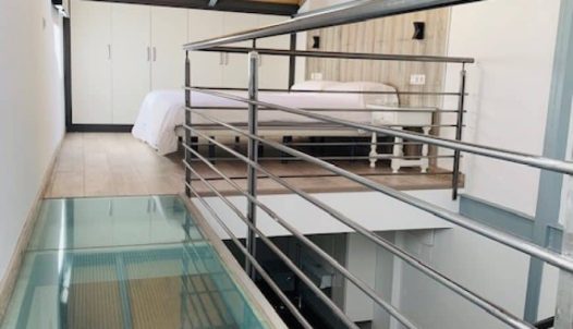 Puerta de acceso accesible con rampa en habitación del Hotel Madrid Río, alojamiento en Madrid con servicios inclusivos y comodidad para todos.