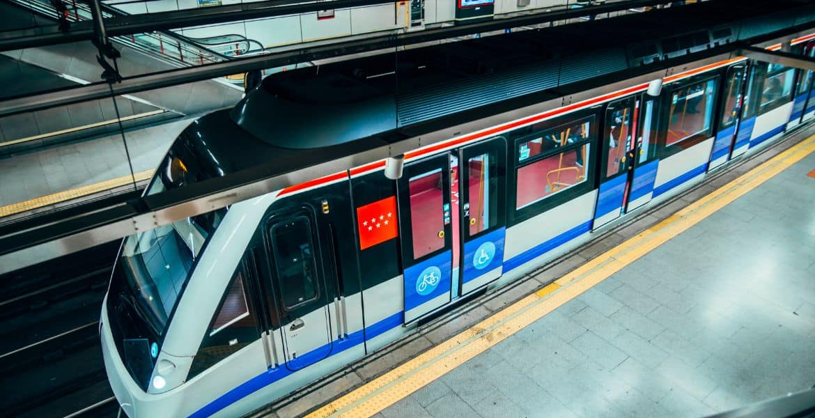 Modern tren de metro en estación de Madrid, transporte público eficiente en la ciudad.