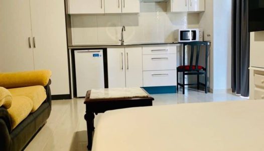 Amplia habitación con cocina equipada y zona de descanso, ideal para estancias confortables en Madrid Río.