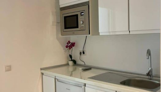 Microondas y electrodomésticos en cocina moderna del Hotel Madrid Río.