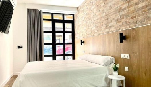 Moderno habitación de hotel con cama doble, decoración minimalista y vista a la ciudad en Hotel Madrid Río.