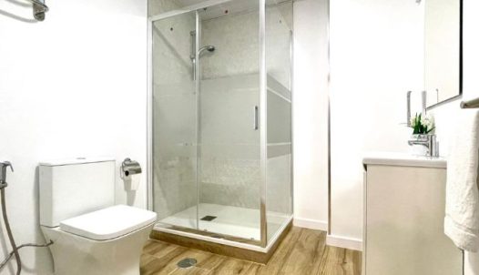 Amplia ducha moderna en baño de hotel Madrid Río con estilo minimalista y acabado en tonos neutros.