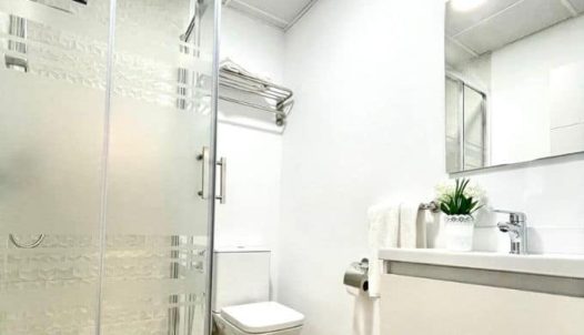 Modern bathroom with shower, toilet and sink at Hotel Madrid Río, ideal for comfort and convenience in Madrid.
