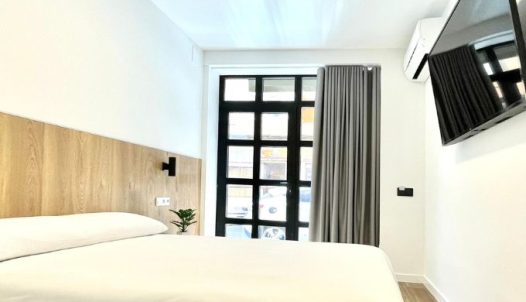 Alojamiento moderno en Hotel Madrid Río, habitaciones confortables y equipadas, excelente ubicación en Madrid junto al río.