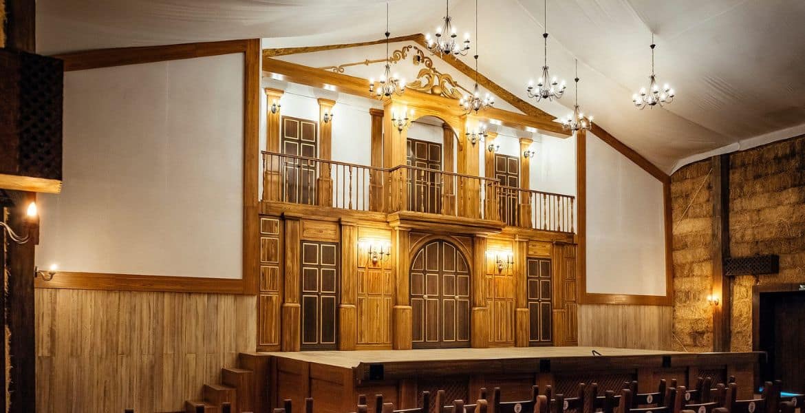 Amplia sala de eventos en Hotel Madrid Río con decoración clásica y moderna, perfecta para celebraciones y reuniones en Madrid.