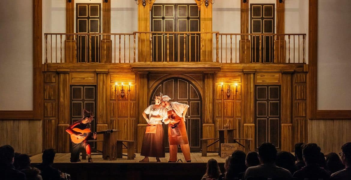 Teatro en hotel Madrid Río con espectáculo en vivo y artistas actuando en un escenario acogedor y tradicional.