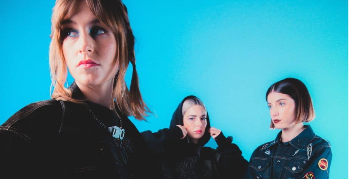 Chicas con estilo en una sesión de fotos moderna, moda urbana y joven.