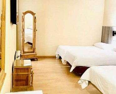 Habitación moderna y cómoda en Hotel Madrid Río, cerca de zonas turísticas y de ocio en Madrid. instalaciones confortables y diseño funcional para una estancia perfectа.