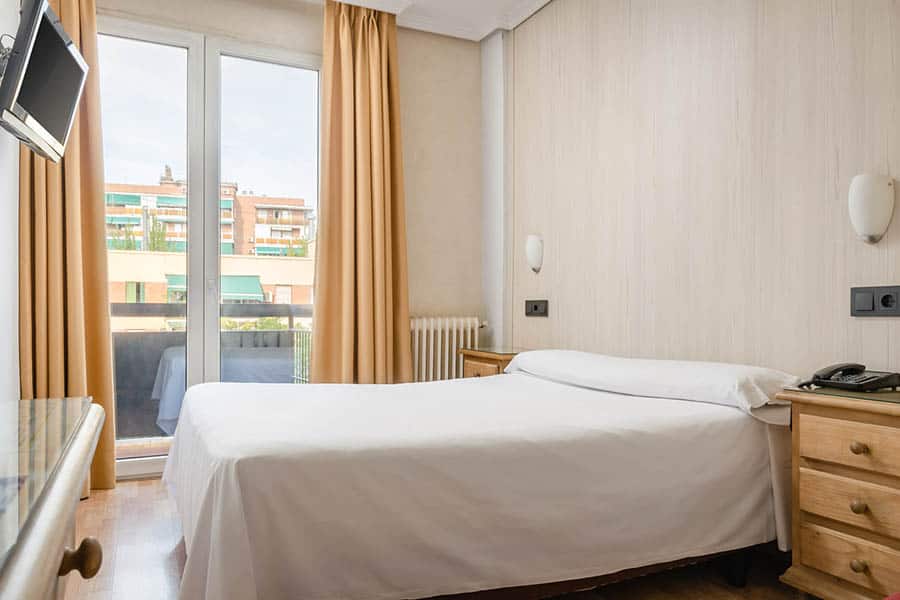 Hotel barato en Madrid - habitación doble con cama matrimonial