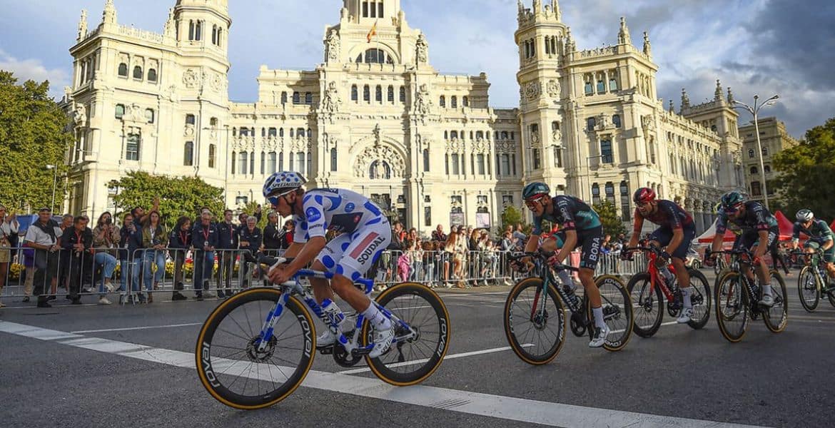 Ciclistas en una carrera en Madrid frente al Palacio de Cibeles, en una competencia deportiva en la ciudad.