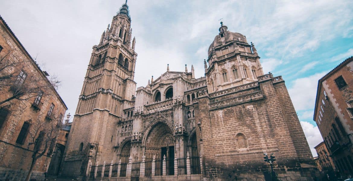 Catedral de Madrid con arquitectura gótica y barroca, situada en el centro histórico de la ciudad.