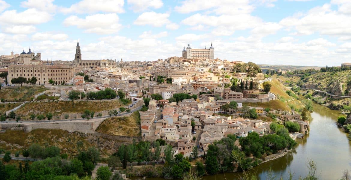 Ciudad histórica de Toledo vista desde el río Tajo, con arquitectura medieval y debe visitar en Madrid.