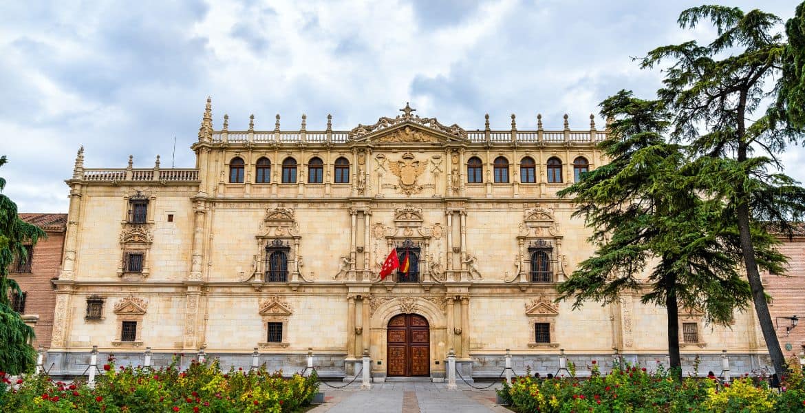 Impresionante vista del Palacio en Madrid Río, un monumento histórico en el centro de Madrid, zona turística y cultural, ideal para visitar en familia o en pareja.