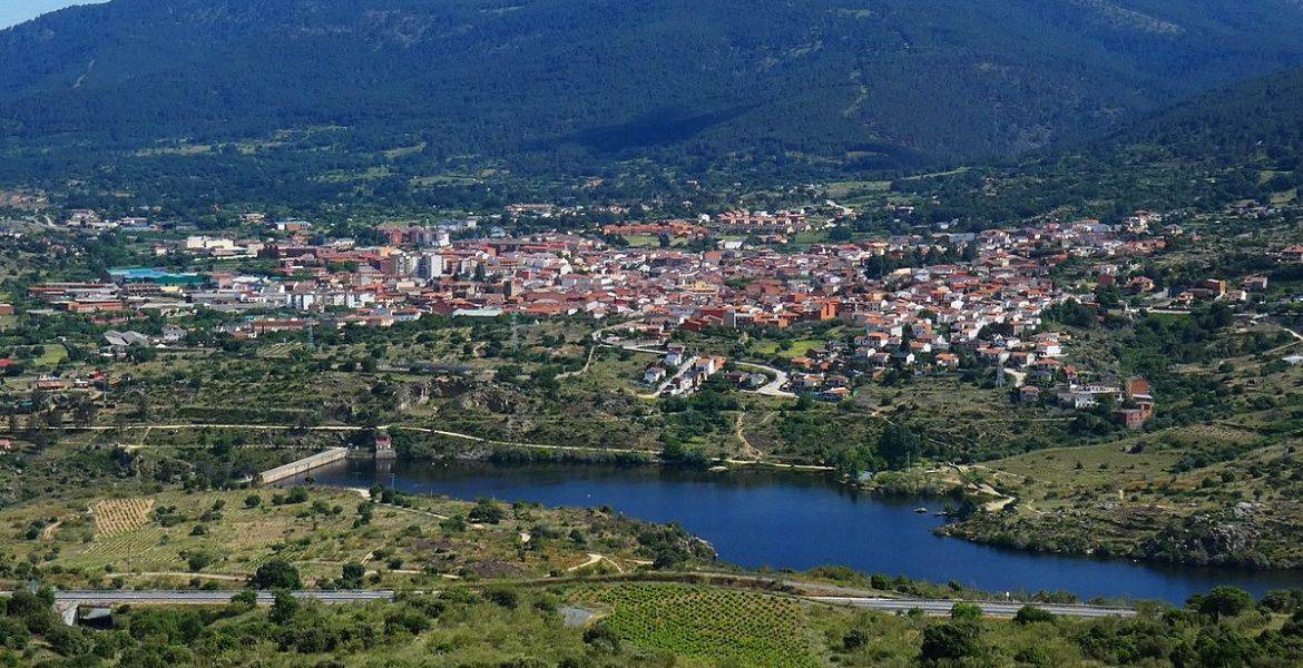 Vista panorámica del municipio con río y montaña en el fondo, cerca del Hotel Madrid Río en Madrid, España.
