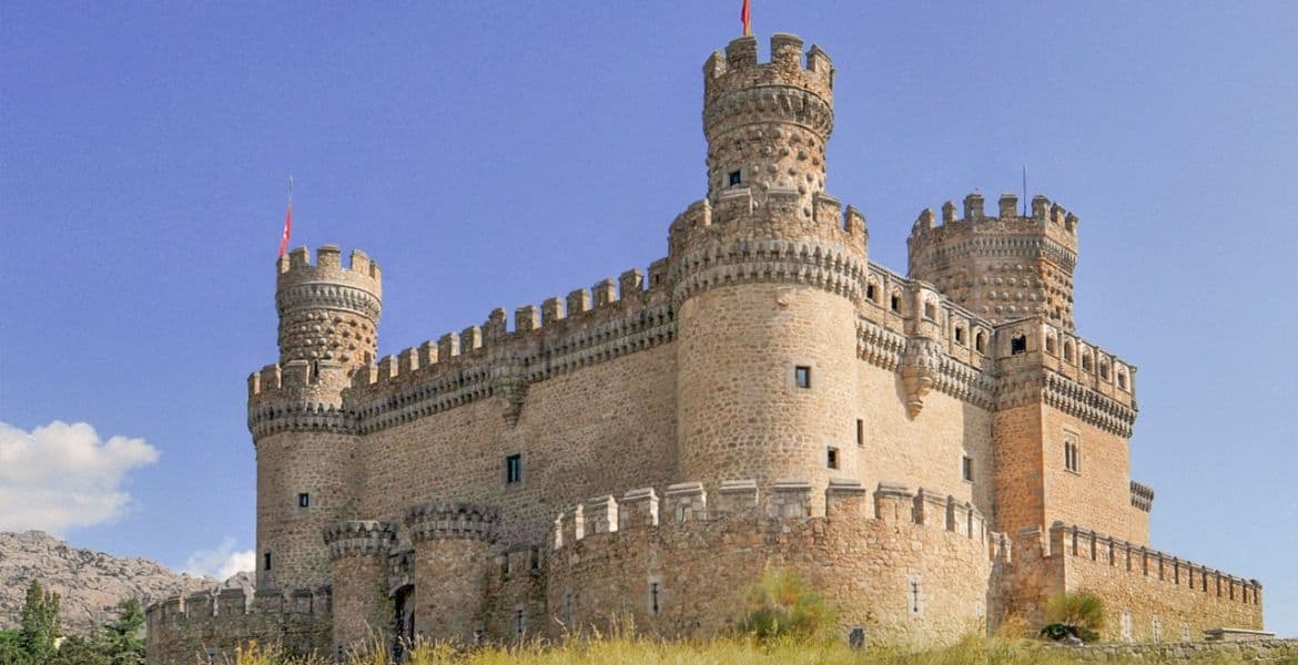 Castillo medieval en un entorno histórico, en la ciudad de Madrid, cerca del río, alojamiento y hotel en Madrid Río para vacaciones.