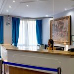 Recepción elegante del hotel Madrid Río con atención personalizada y decoración moderna en Madrid, ideal para alojamiento céntrico.