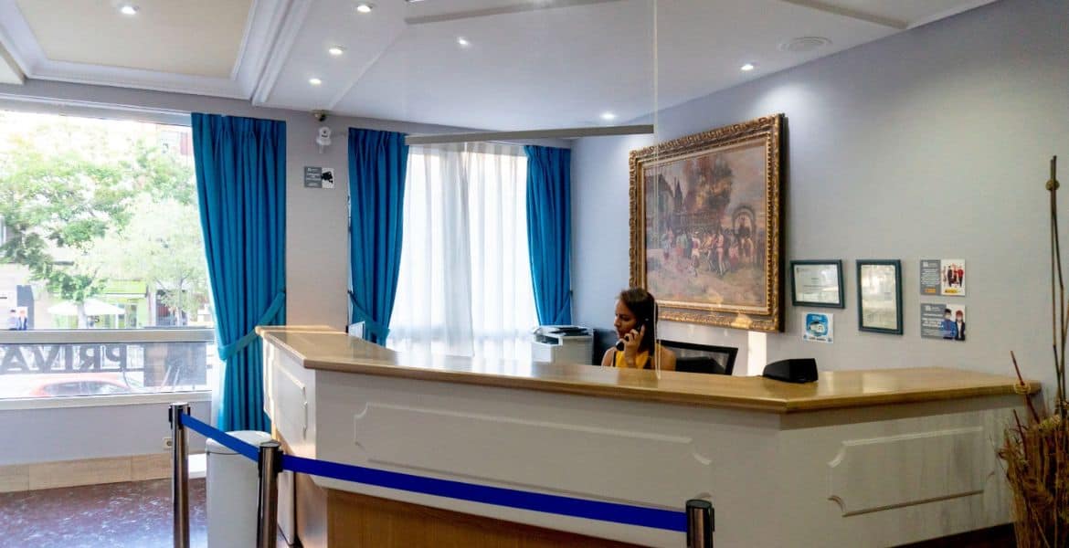 Recepción elegante del hotel Madrid Río con atención personalizada y decoración moderna en Madrid, ideal para alojamiento céntrico.