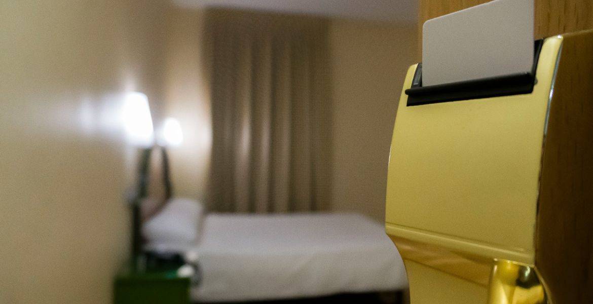 Caja fuerte en habitación de hotel para seguridad de objetos personales.