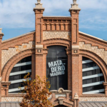 Fachada del Museo Mata Madero en Madrid con arquitectura histórica y estructura de ladrillo rojo.