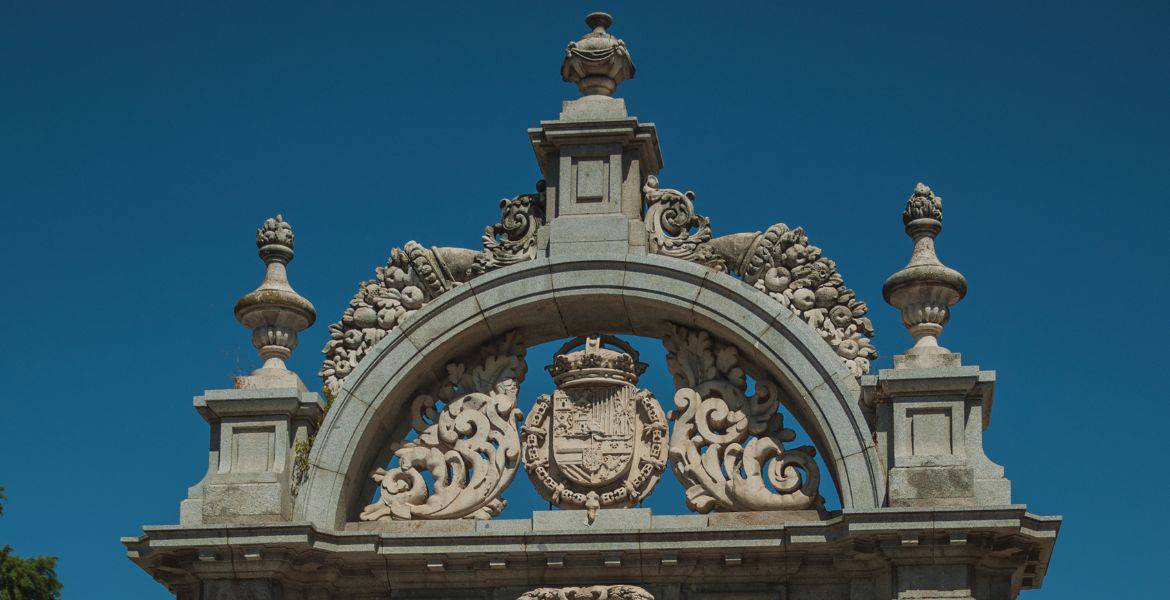 Fachada del Hotel Madrid Río con detalles arquitectónicos emblemáticos en Madrid, España.