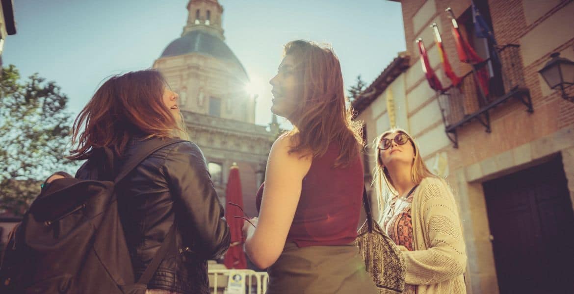 Vistas del Hotel Madrid Río con turistas disfrutando del casco antiguo y la arquitectura histórica en Madrid, España.