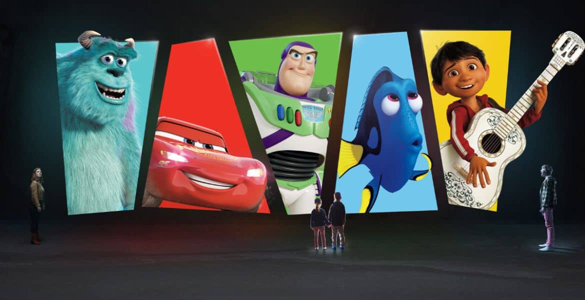 Animación infantil de personajes de películas como Monstruos, Inc., Cars, Toy Story, Dory y un niño tocando la guitarra, colorido y divertido.
