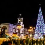 Árbol de Navidad iluminado en la plaza principal de Madrid en Navidad, decoración festiva y ambiente festivo en el centro de Madrid en Navidad.