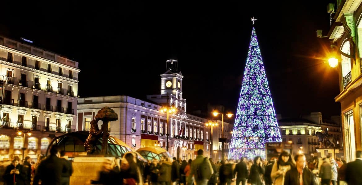 Árbol de Navidad iluminado en la plaza principal de Madrid en Navidad, decoración festiva y ambiente festivo en el centro de Madrid en Navidad.