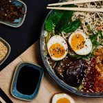 Deliciosá ramen con huevos, verduras y carne en un restaurante japonés en Madrid Río. Restaurante de gastronomía asiática cerca del río Madrid, ideal para comer en el centro de Madrid.