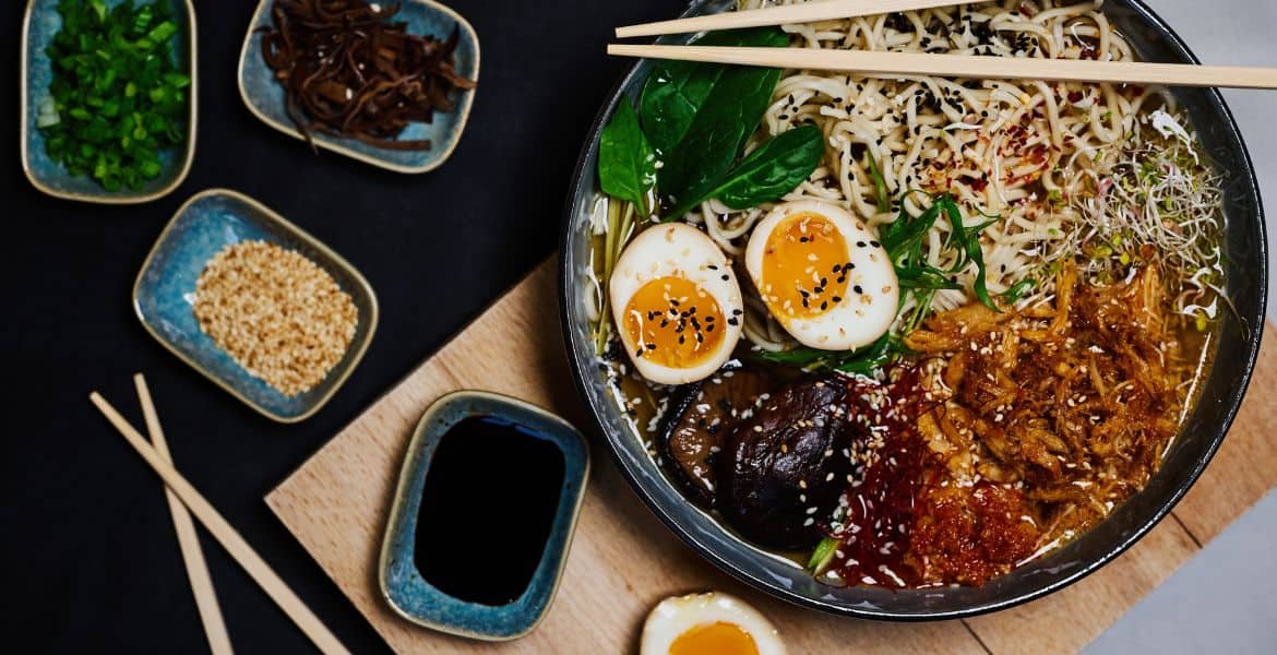Deliciosá ramen con huevos, verduras y carne en un restaurante japonés en Madrid Río. Restaurante de gastronomía asiática cerca del río Madrid, ideal para comer en el centro de Madrid.