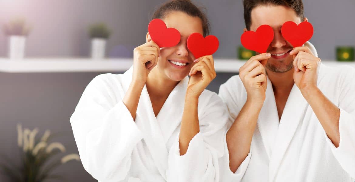 Pareja feliz con corazones rojos, romántico, en un spa o hotel, relajación y bienestar, pareja en ropa de baño, amor y cuidado personal, hotel Madrid Río, experiencia romántica en Madrid.