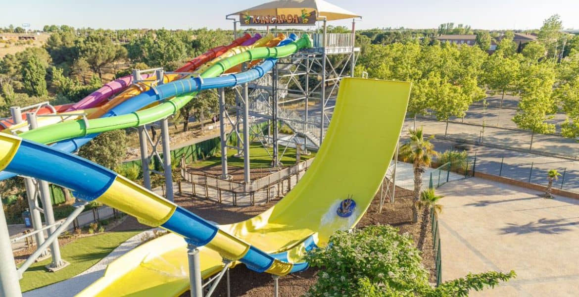 Tobogán acuático en el parque de aventuras del Hotel Madrid Río en Madrid, ideal para familias y niños, espacios de ocio y diversión en el centro de la ciudad.