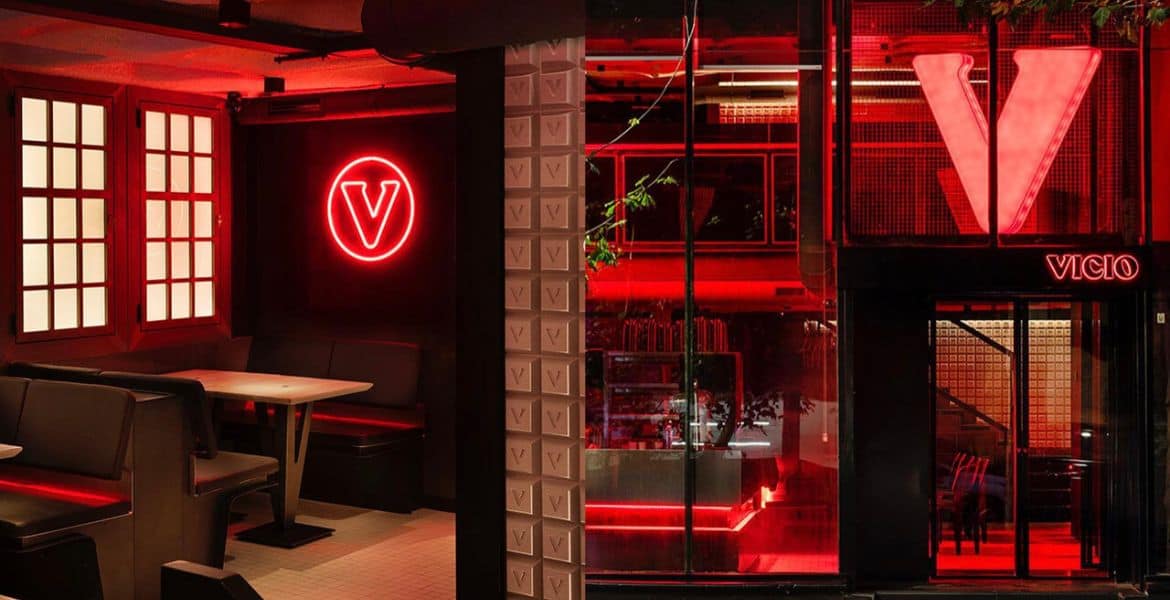 Vico restaurante con decoración moderna y ambiente vibrante en Hotel Madrid Río, ideal para cenas y reuniones en Madrid.