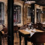 Modern restaurante con decoración industrial y ambiente acogedor en Madrid Río.