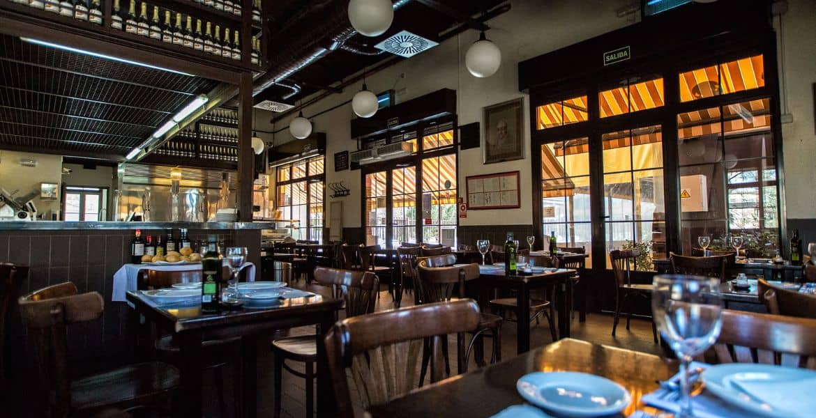 Cafetería acogedora y moderna en Hotel Madrid Río, ideal para desayunos y comidas en un ambiente confortable y con decoración cálida.