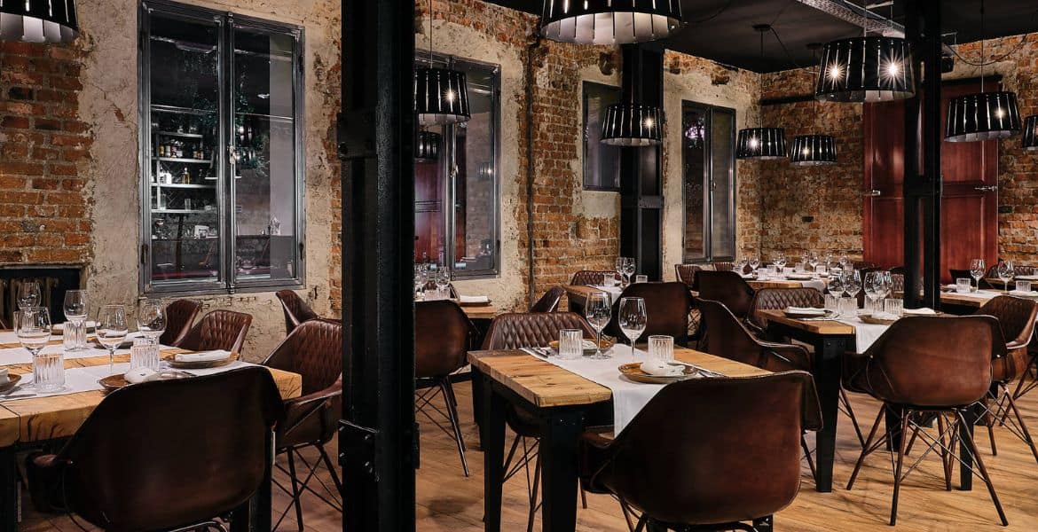 Modern restaurante con decoración industrial y ambiente acogedor en Madrid Río.