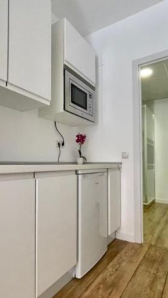 Electrodomésticos de cocina modernos en habitación del Hotel Madrid Río, estilo minimalista y funcional.